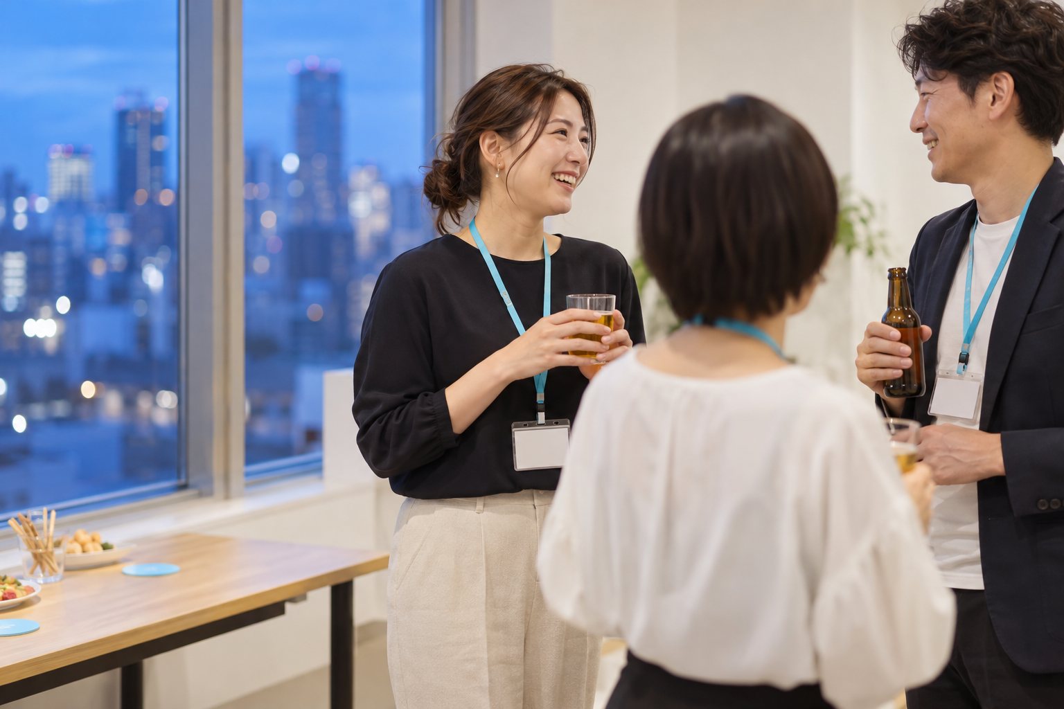 採用担当者どうしが立ち話をしている会場